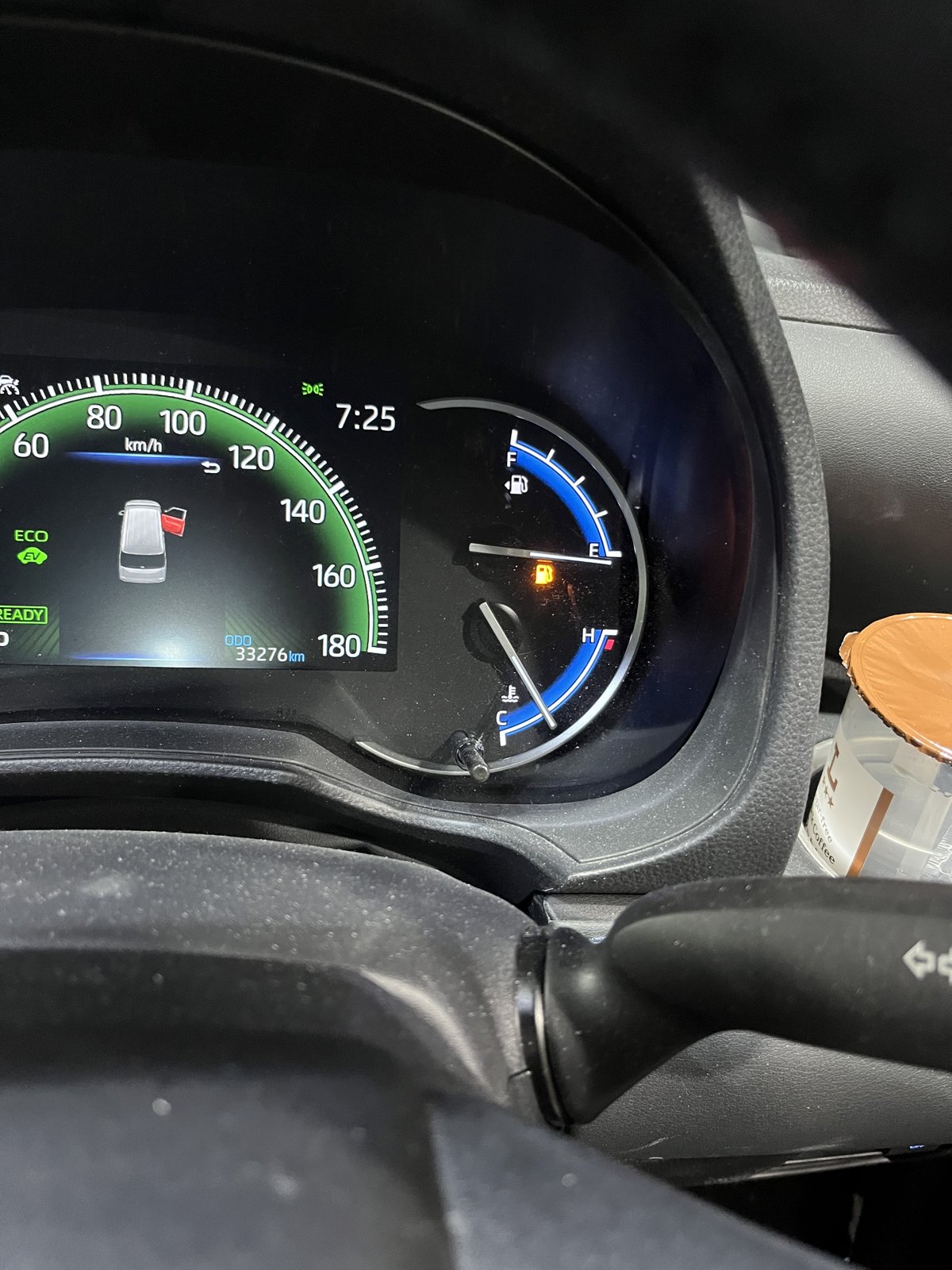 E線を割り込み、給油警告灯が点灯した車のメーター