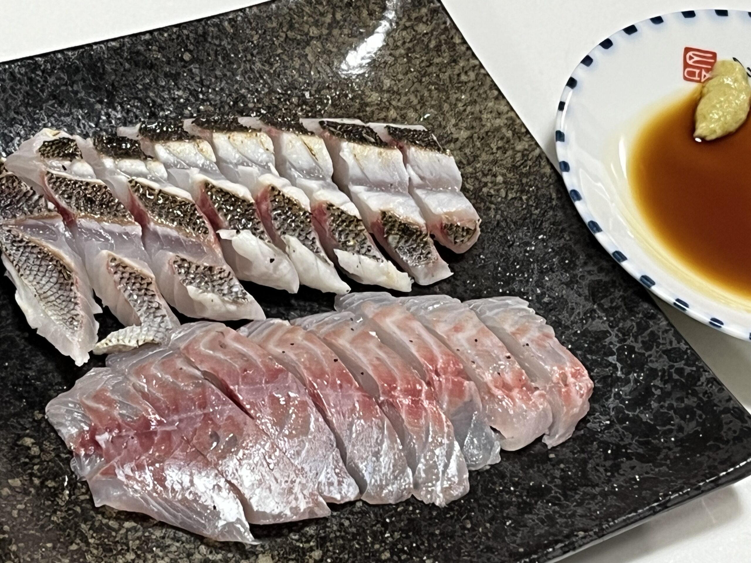 イサキの刺身。皮を炙った焼き霜と普通の刺身の2種盛り
