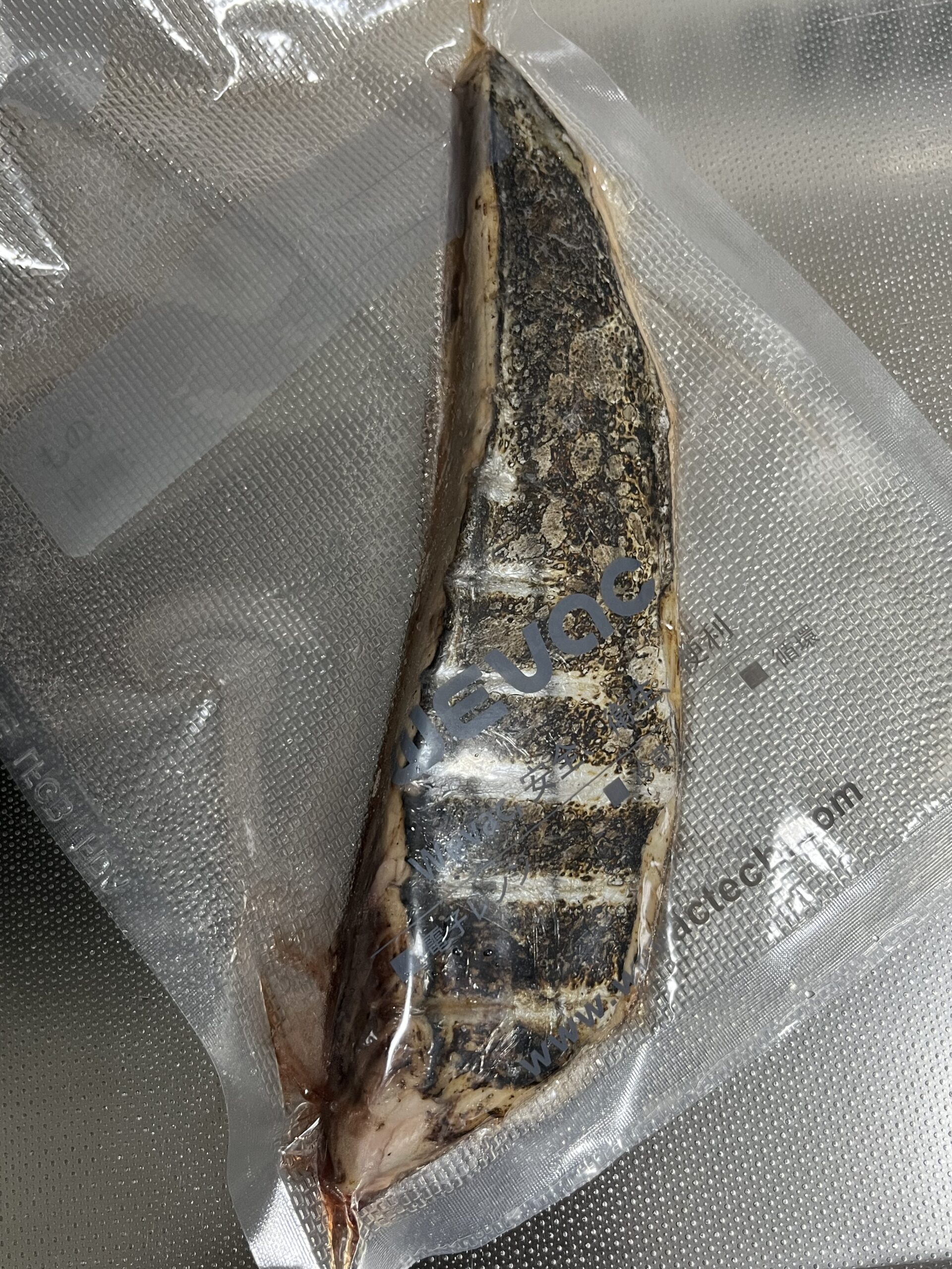 炙ったカツオの柵を真空パックで保存