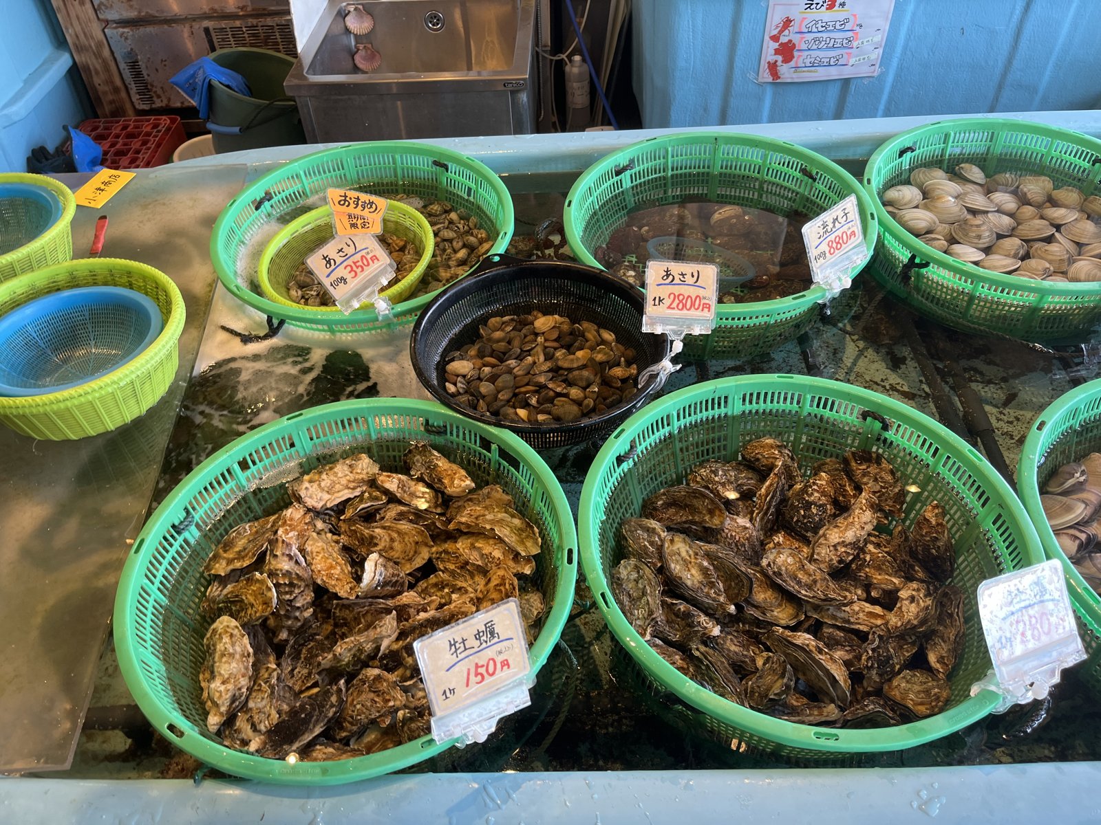 西村水産の店頭に並ぶ牡蠣・あさり・流れ子