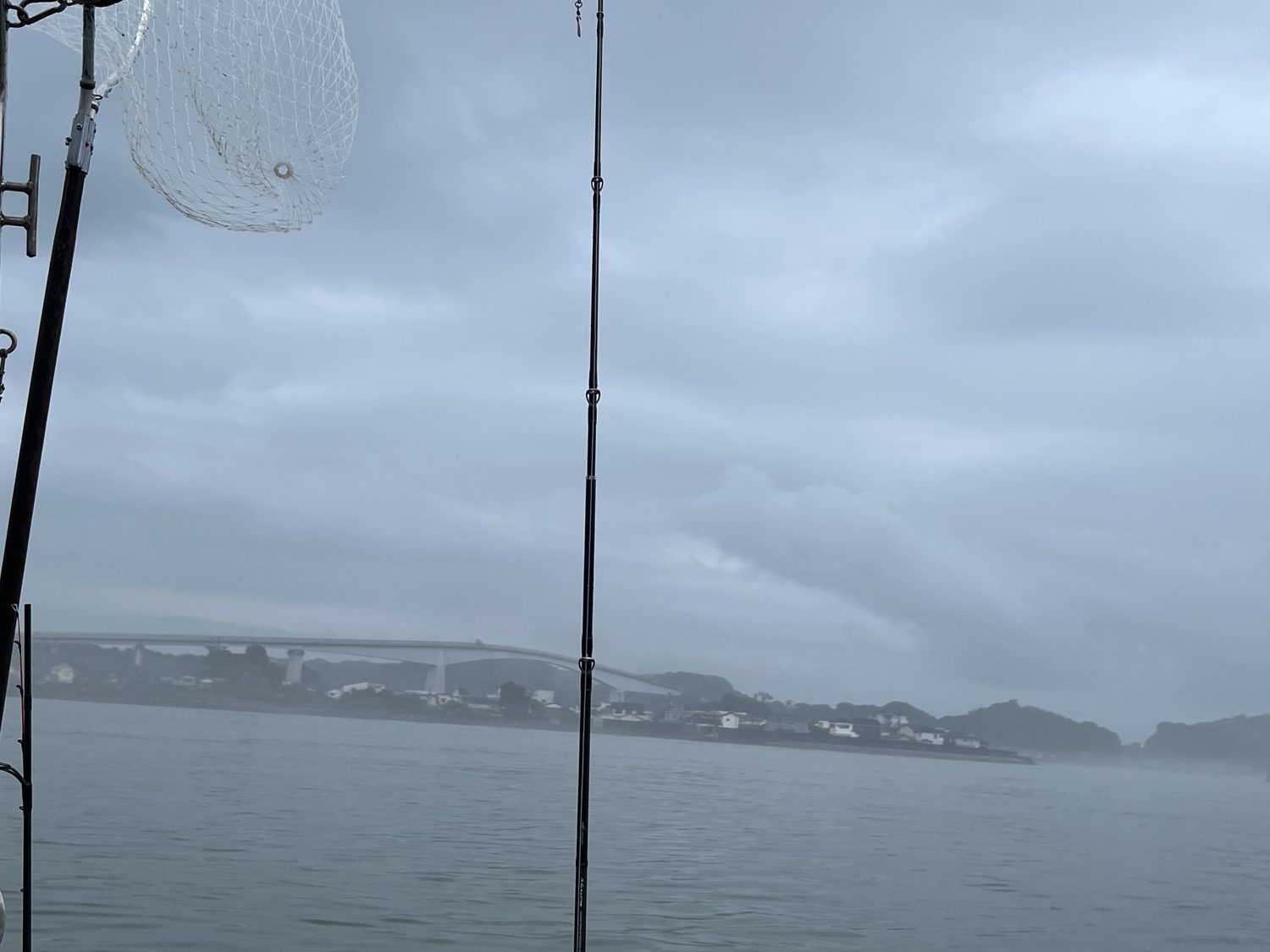 どんよりとした曇り空の浦戸湾。空がすべてを物語っていた。