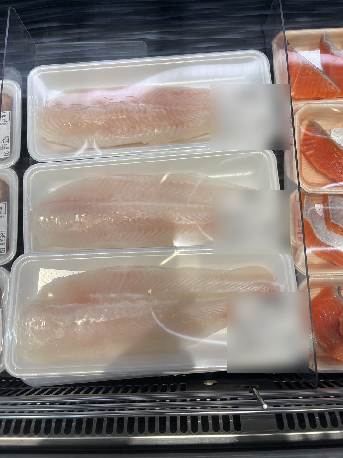 スーパーで見つけたベトナム産バサ。100gあたり107円、一枚300円しない。