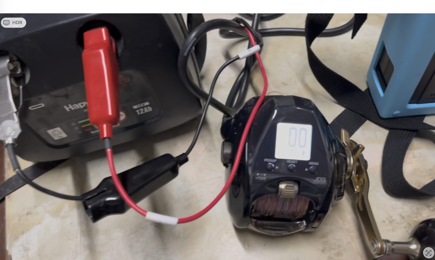 鉛バッテリーに繋ぐと電動リールの液晶が点灯する