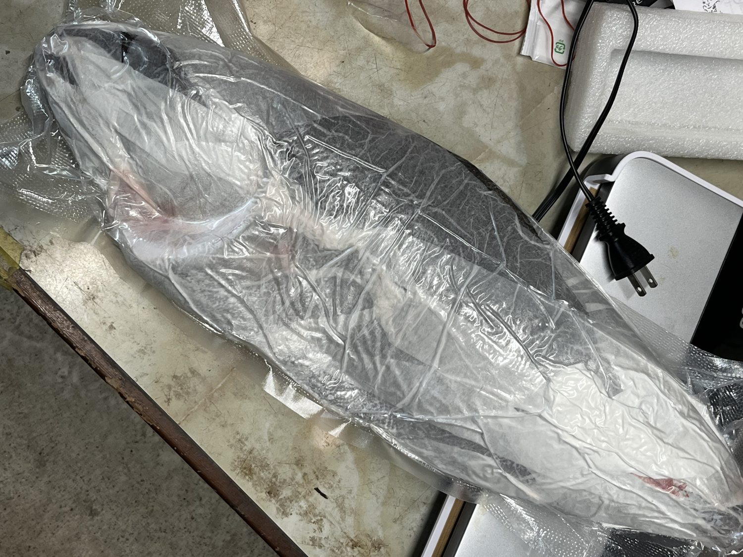 キッチンペーパーで包んで真空パックしたヒレナガカンパチ