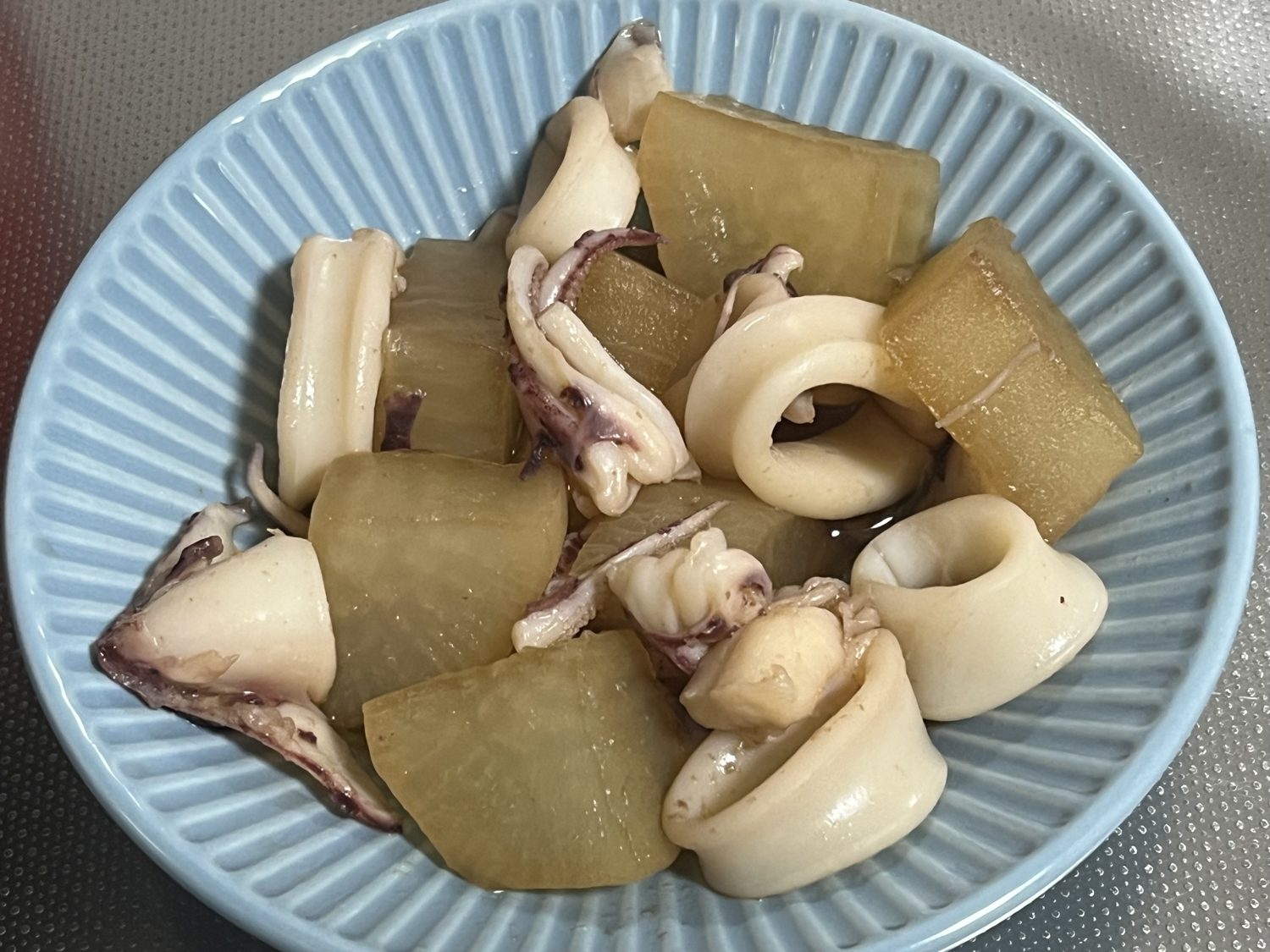 釣ったケンサキイカとアオリイカのアラで炊いたイカ大根