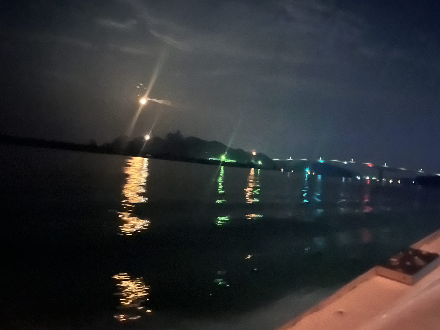 月明かりに照らされた夜の浦戸湾