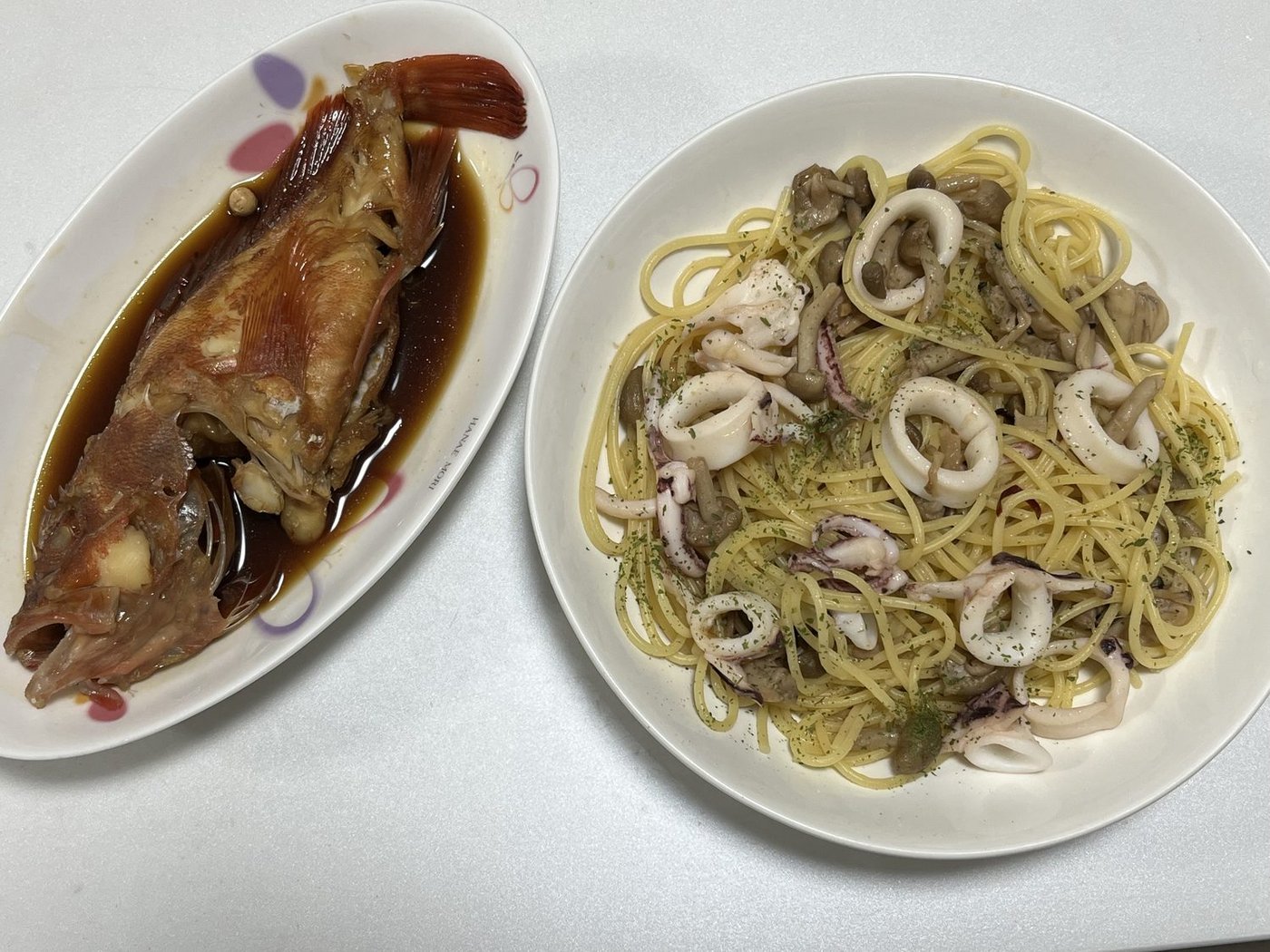 ウッカリカサゴの煮付けとイカとしめじのパスタ
