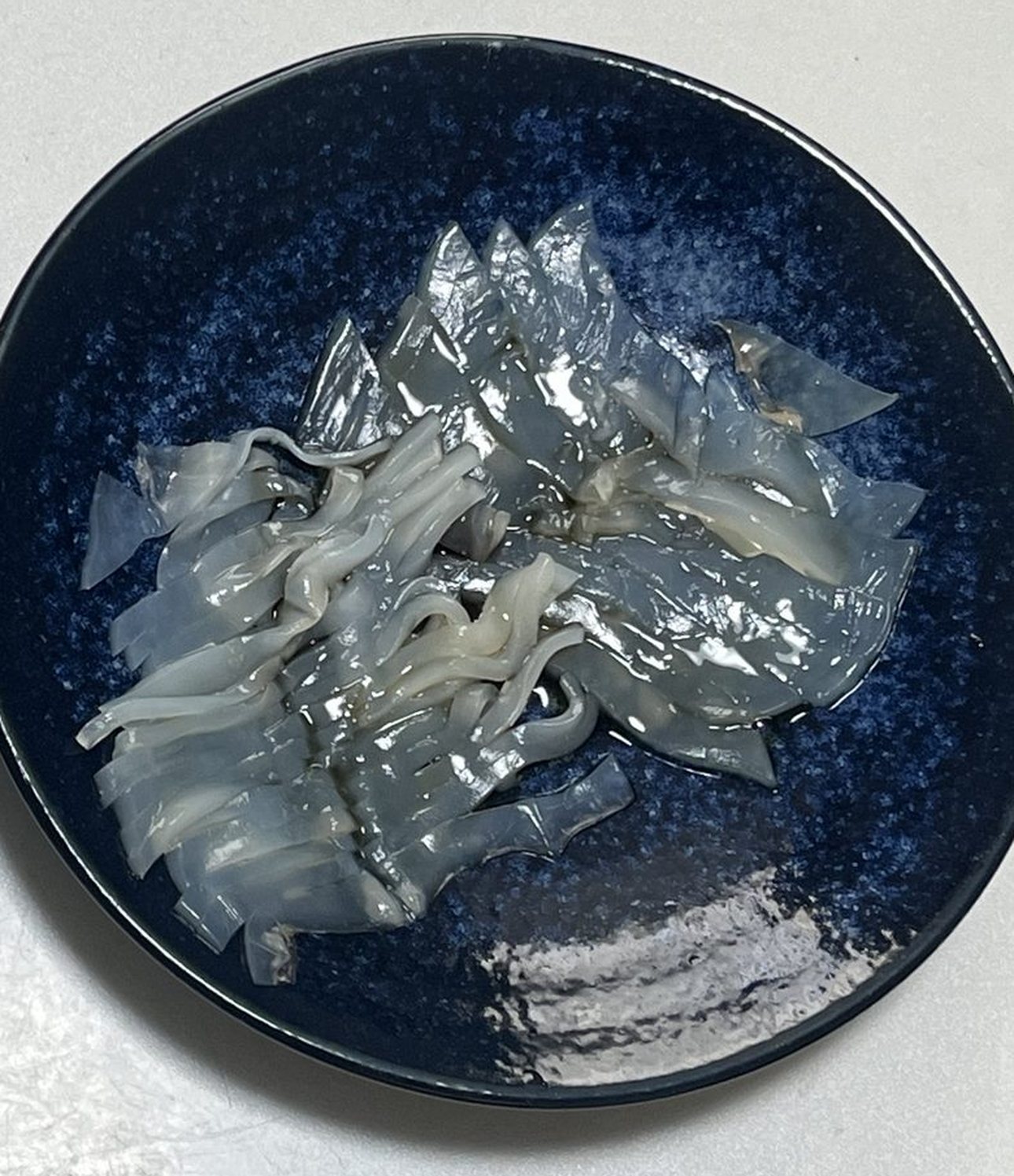 沖漬けにしたケンサキイカの身の刺身に麺つゆをかけたもの