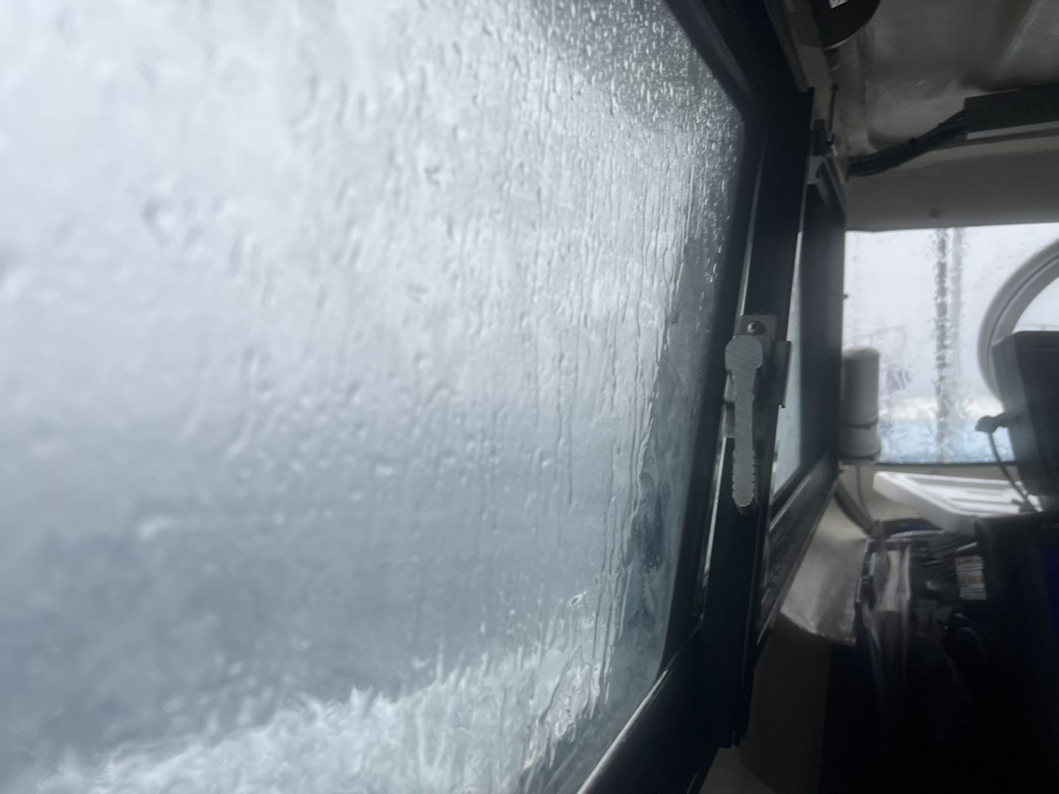 避難したキャビンの窓は、雨で真っ白に。