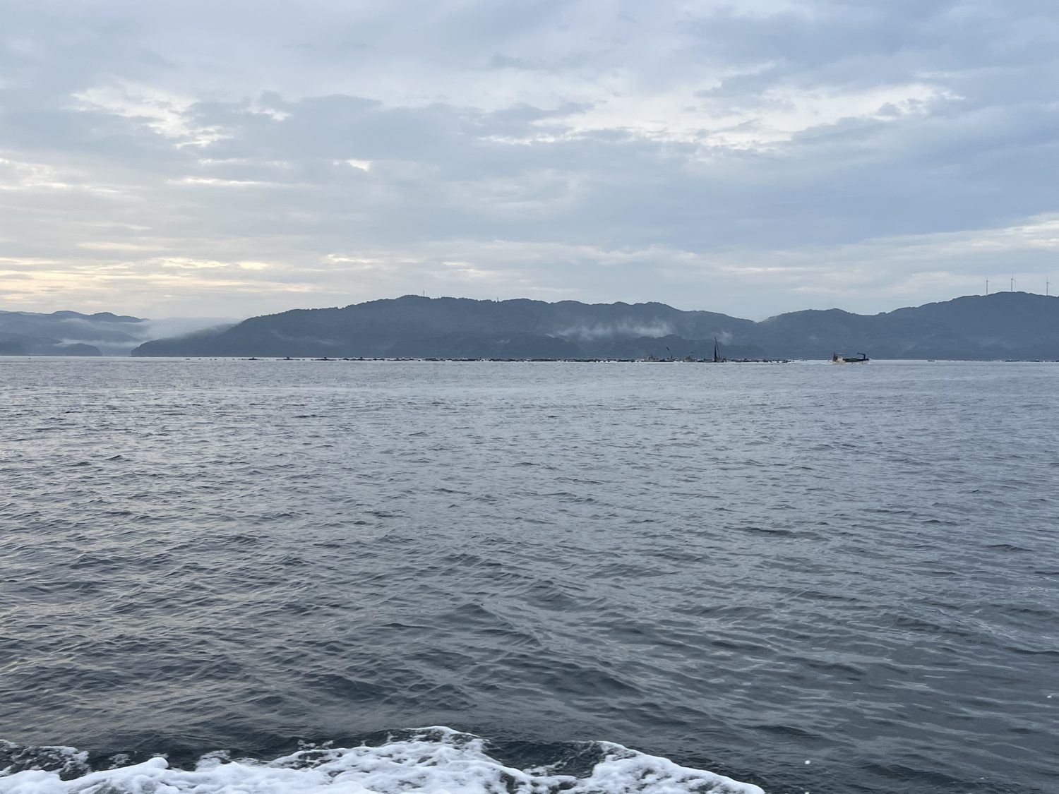 航行中に見えた養殖イケス。こういう養殖場の周りには、大きなクロマグロが出没して漁師を困らせる、なんて話も聞く。