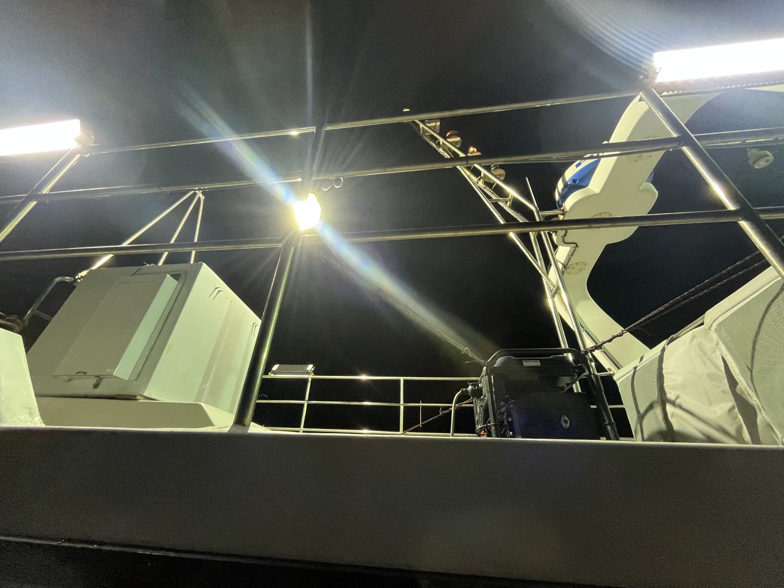 イカメタル船の明るい集魚灯