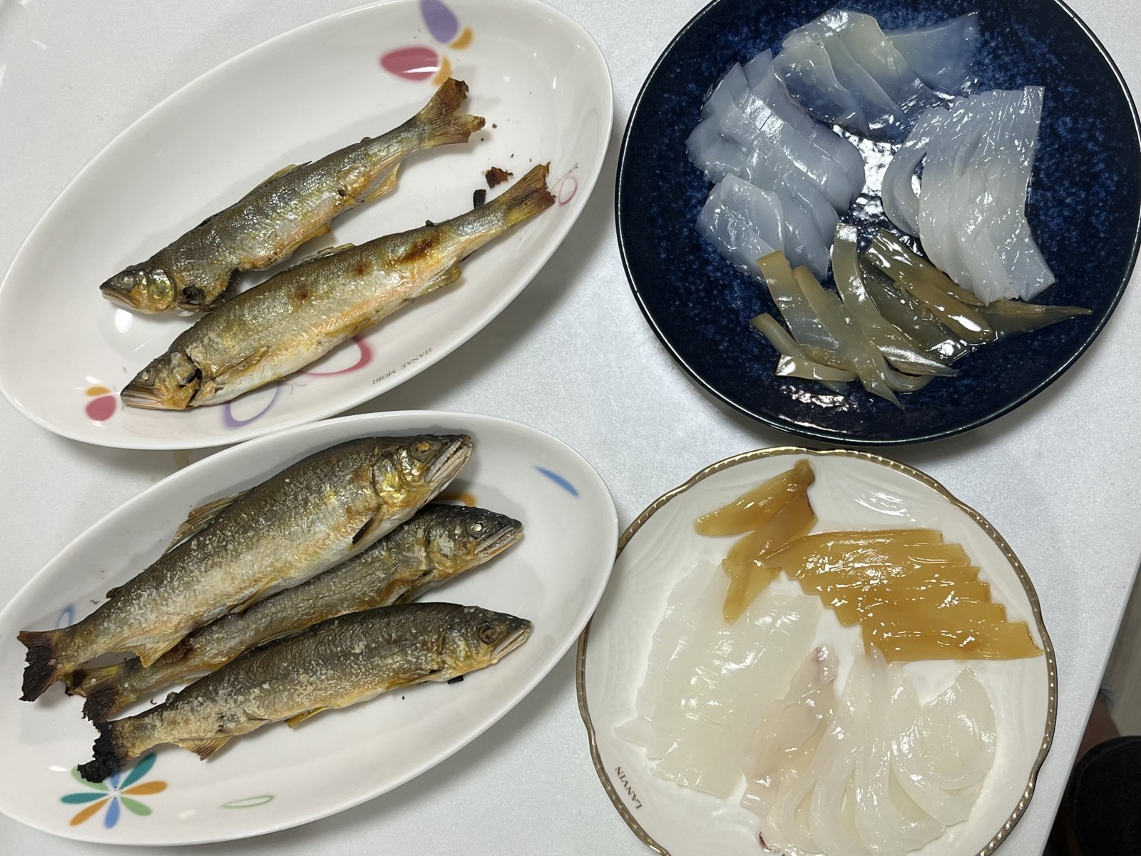 鮎の塩焼きとイカの刺身と沖漬けが並んだ食卓