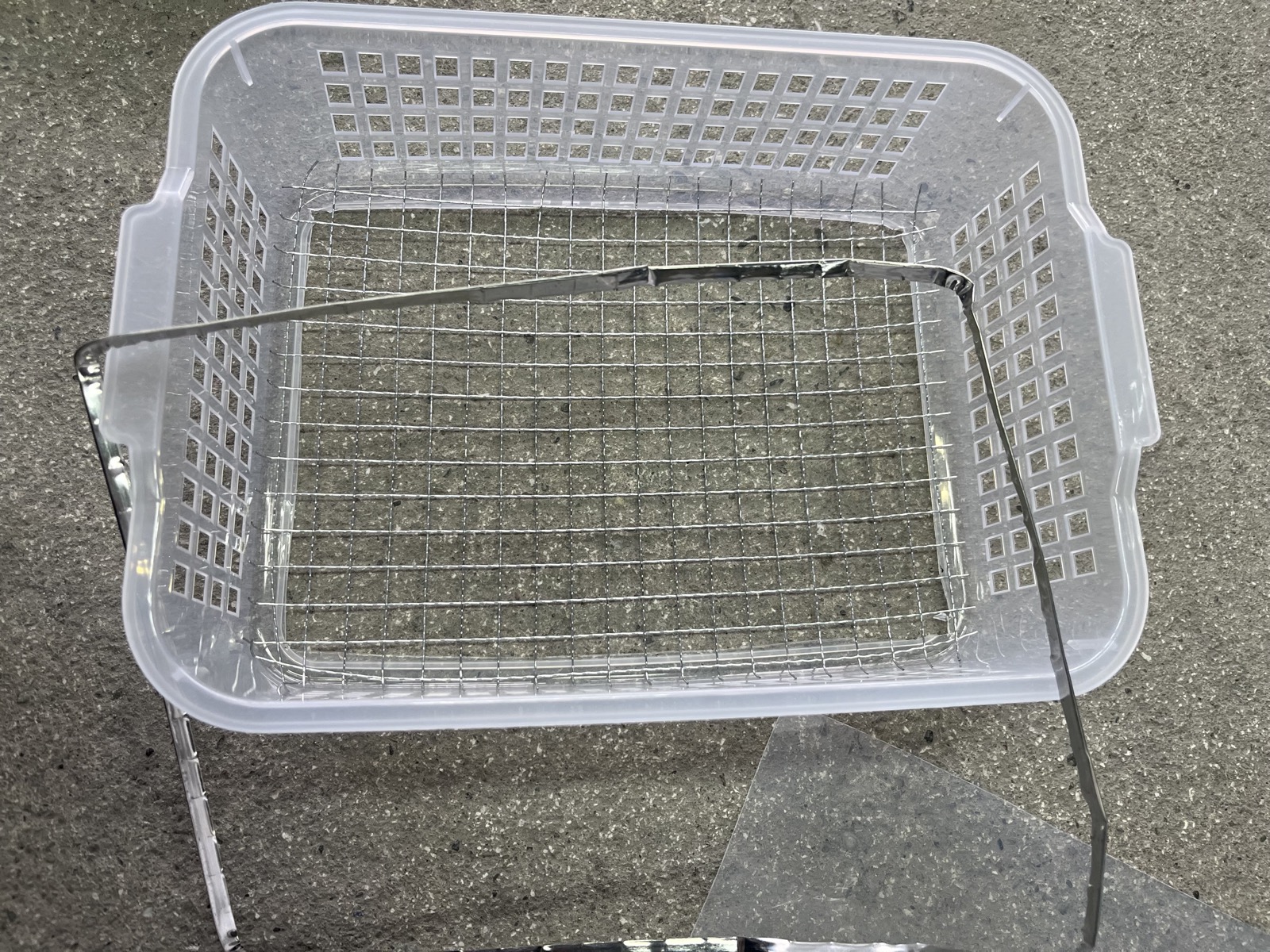 バーベキューネットを容器に入れたら枠が外れてしまった