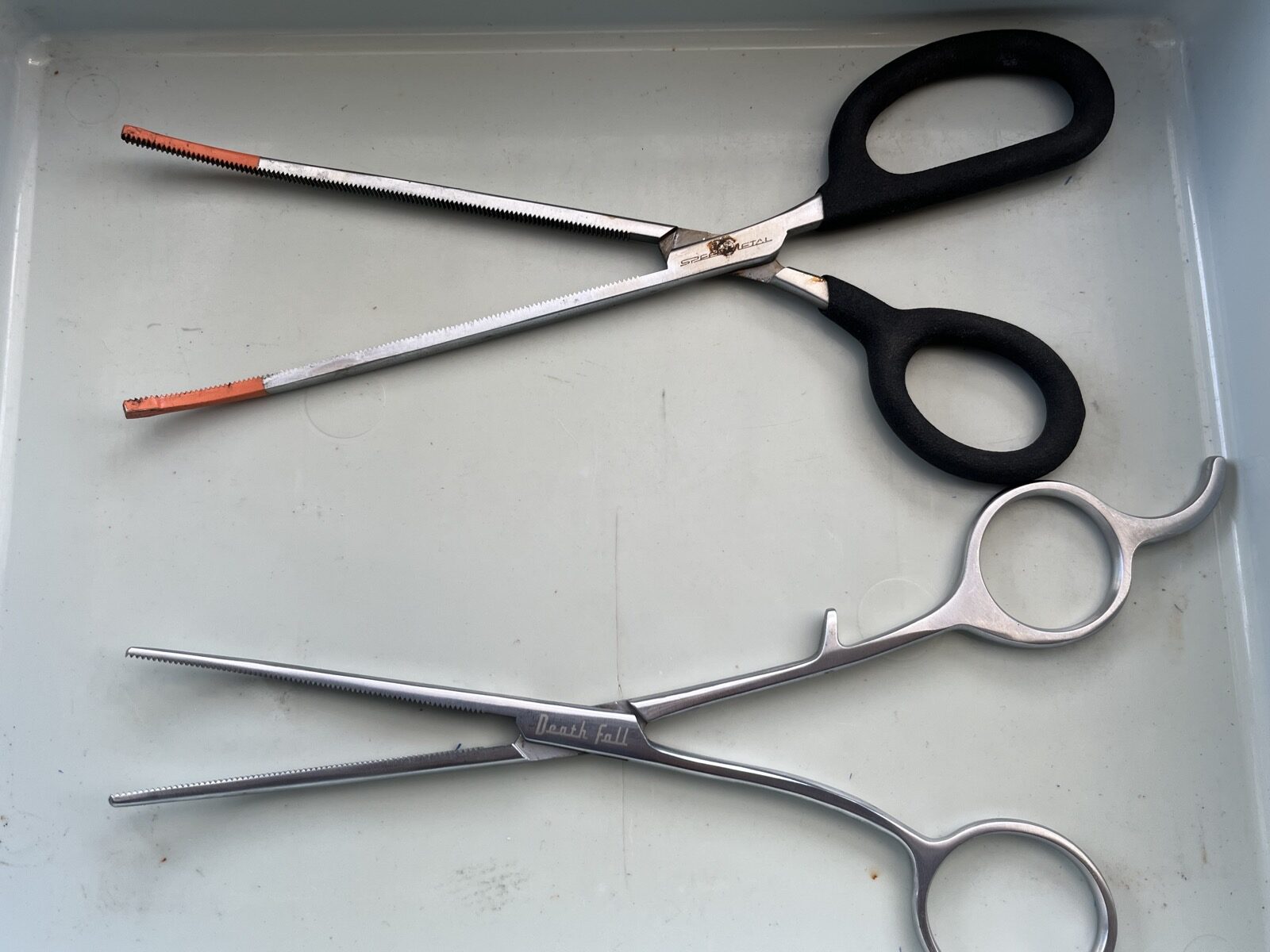 2本を開いた状態。上ががまかつ、下が墨取物語。指をかける部分の作りが違う
