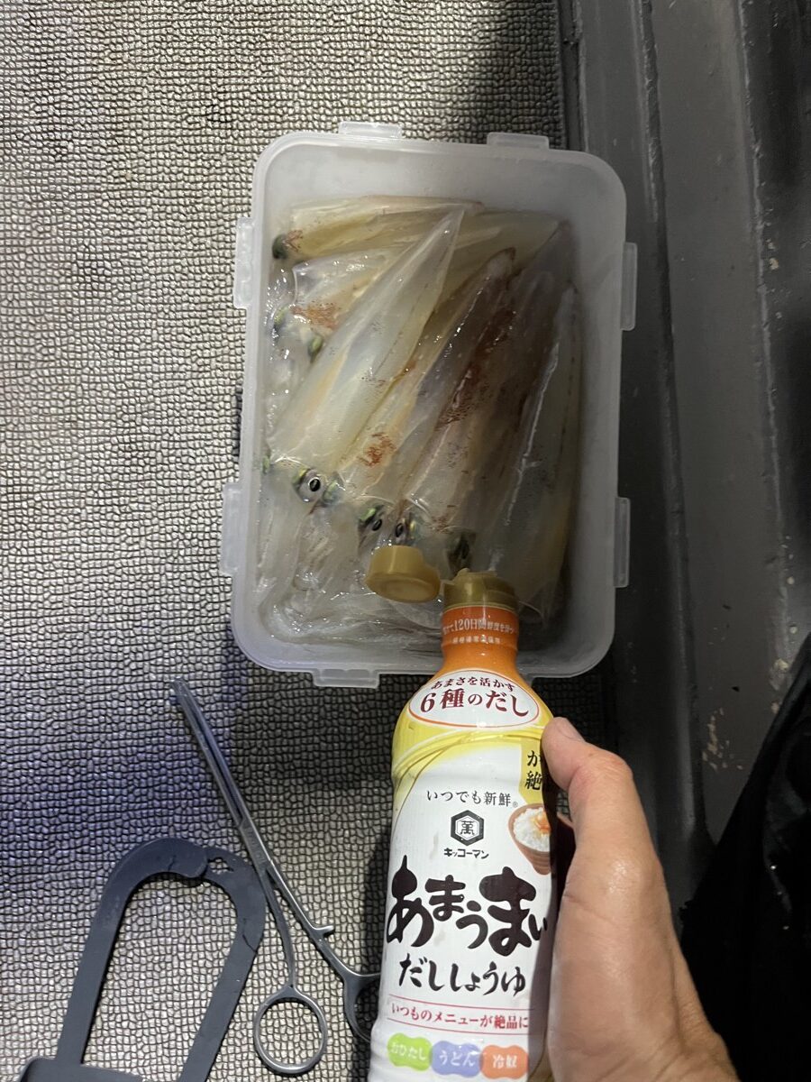 墨を抜いてタッパーに入れたケンサキイカとだし醤油