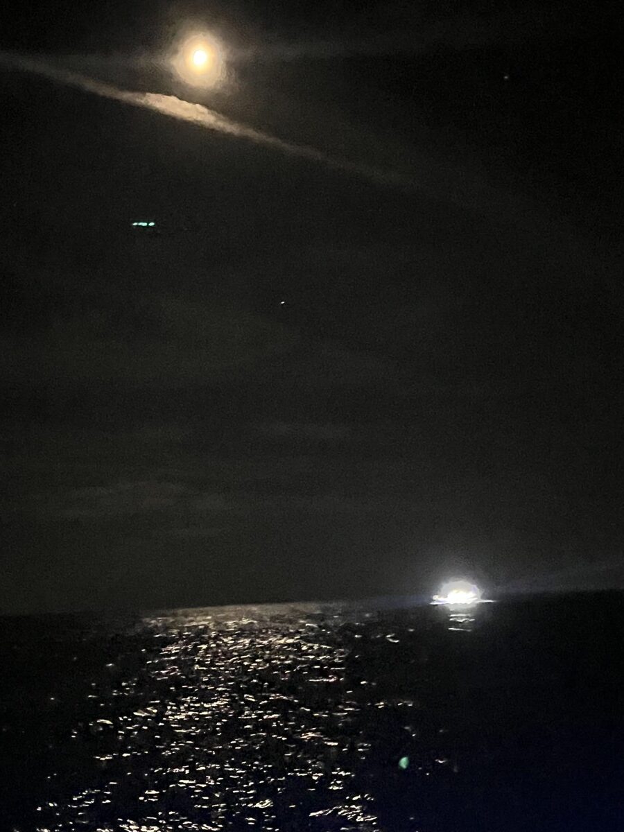 海面を照らす月
