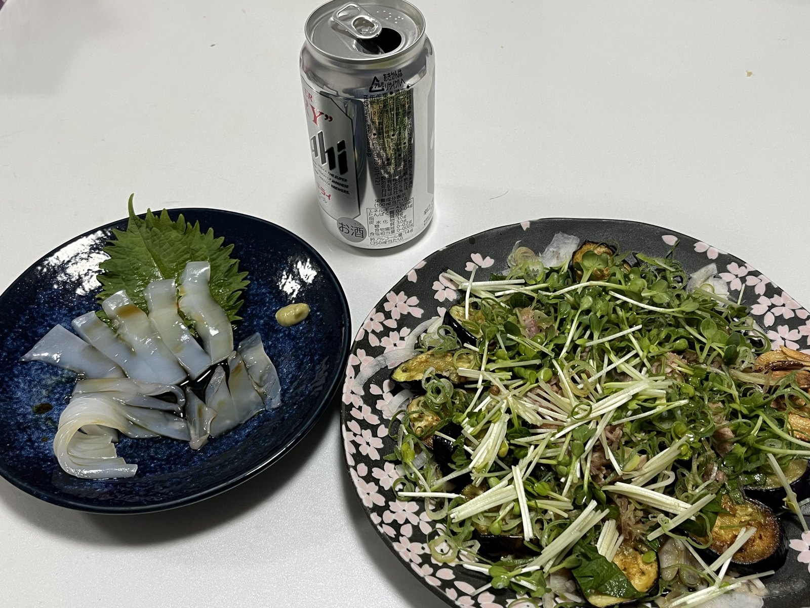 薬味をたっぷりのせた茄子のたたきとケンサキイカの刺身