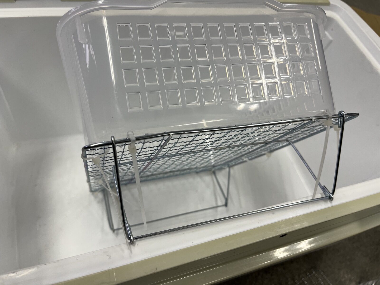 容器の底の縁にドリルで穴を開け、バーベキュースタンドロースターを結束バンドで留めた