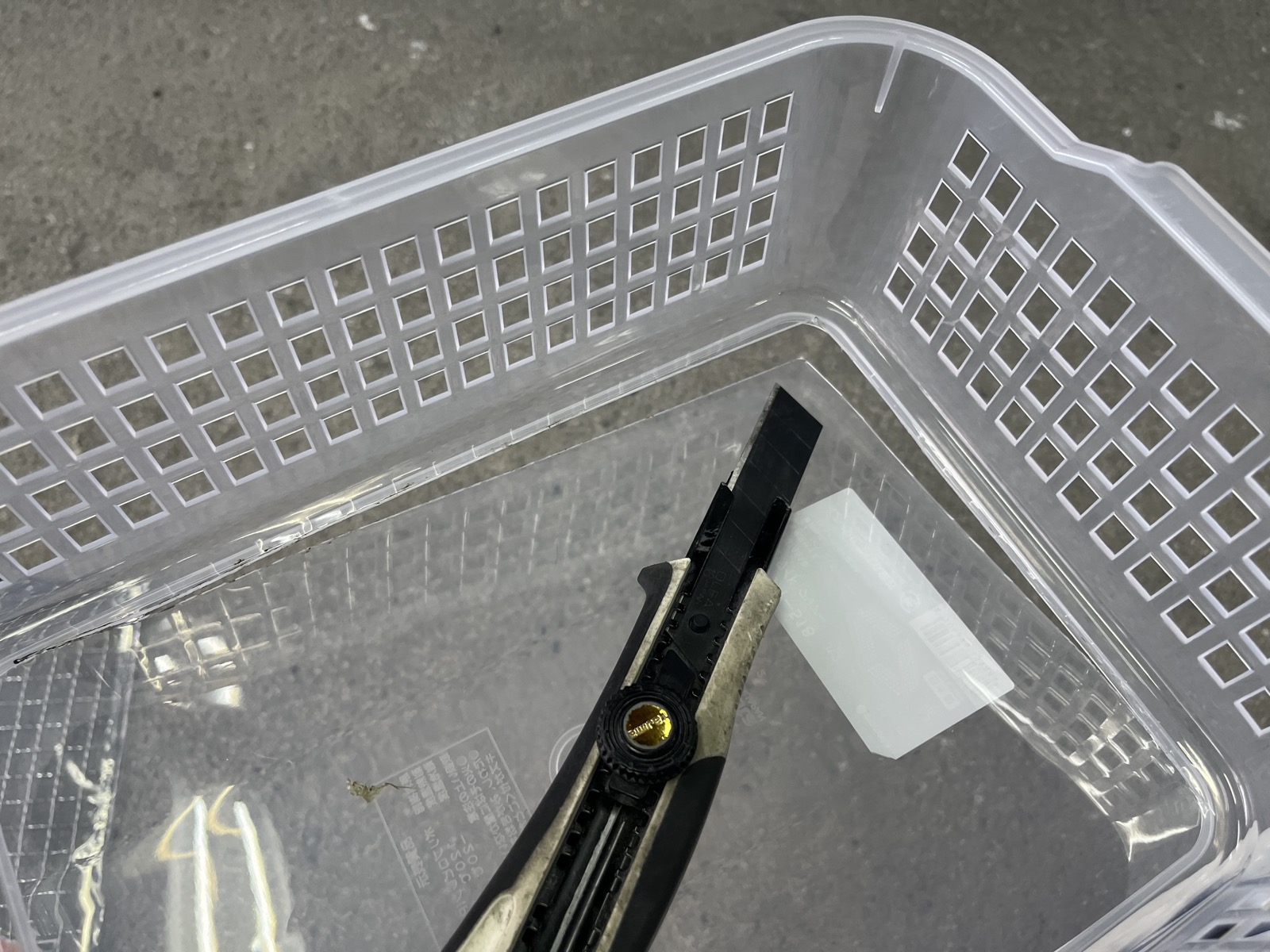 容器の底をヒートガンで炙り、カッターで切り抜いたところ