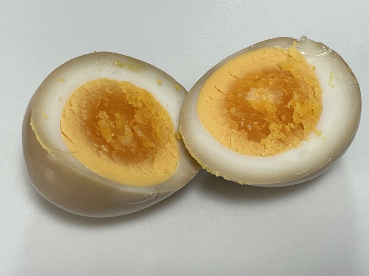 一晩漬けた味付け卵の断面