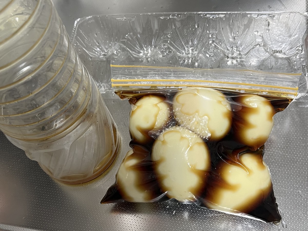 ジッパー袋で麺つゆに漬けた味付け卵