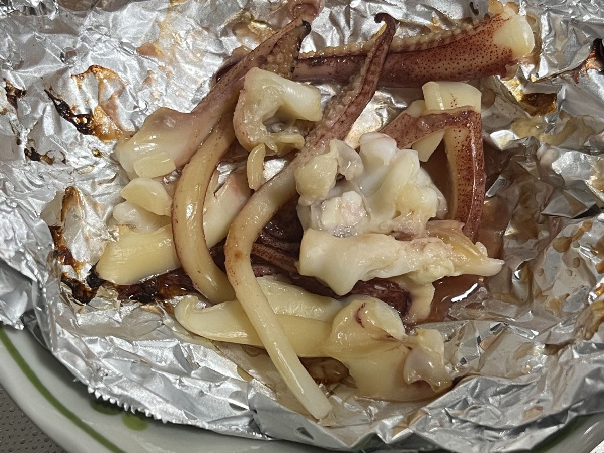 沖漬けのゲソをアルミホイルに入れトースターでバター焼きにしたもの