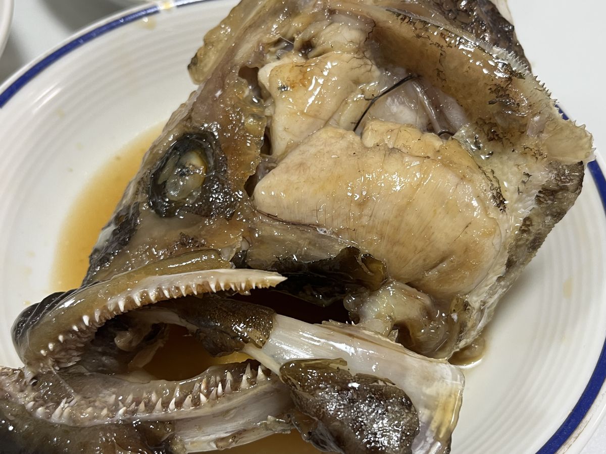 チャイロマルハタの頭の煮付けのアップ