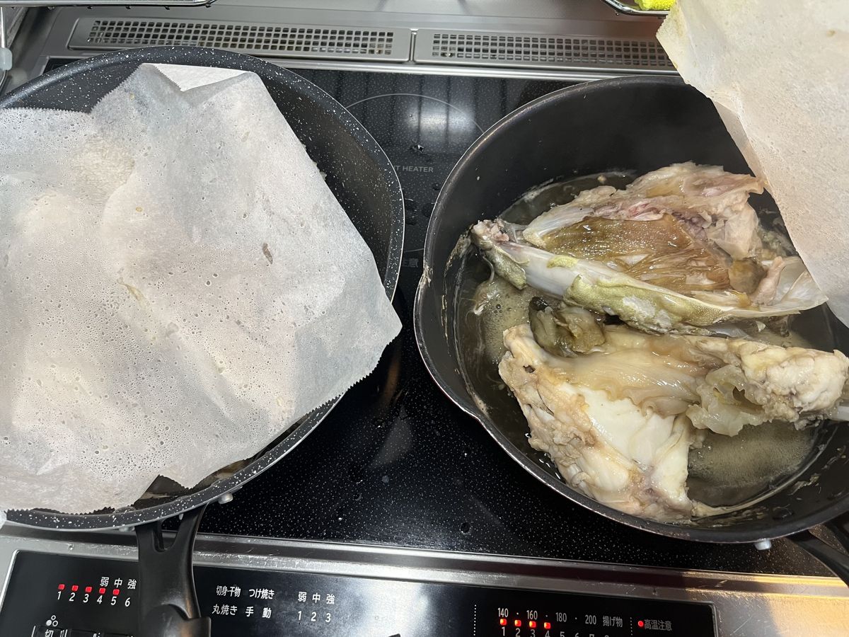 フライパン2つで煮るチャイロマルハタの頭とカマ