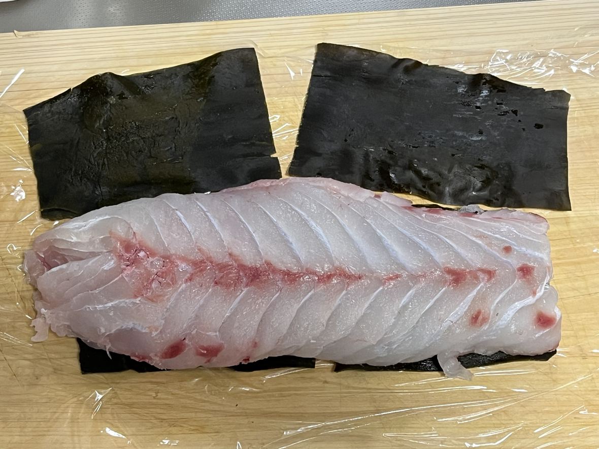 昆布の上に置いたチャイロマルハタの柵