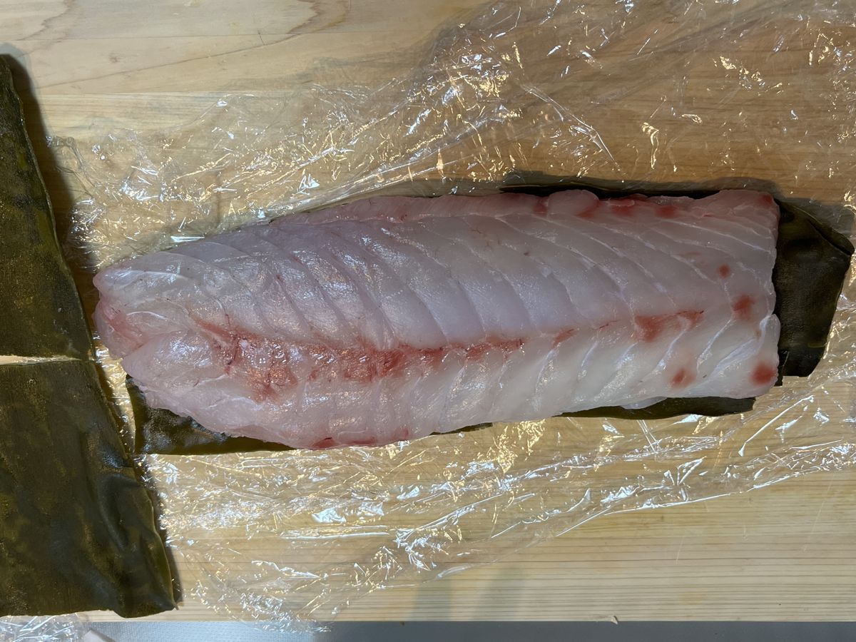 開封したチャイロマルハタの昆布締めの柵