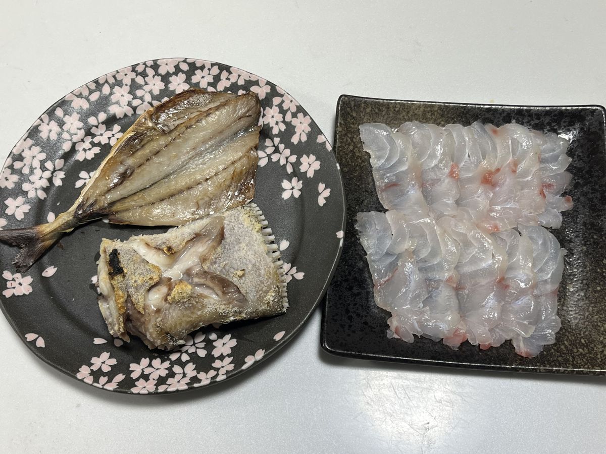 チャイロマルハタの昆布締めと、丸アジの干物、尻尾の根っこの塩焼き