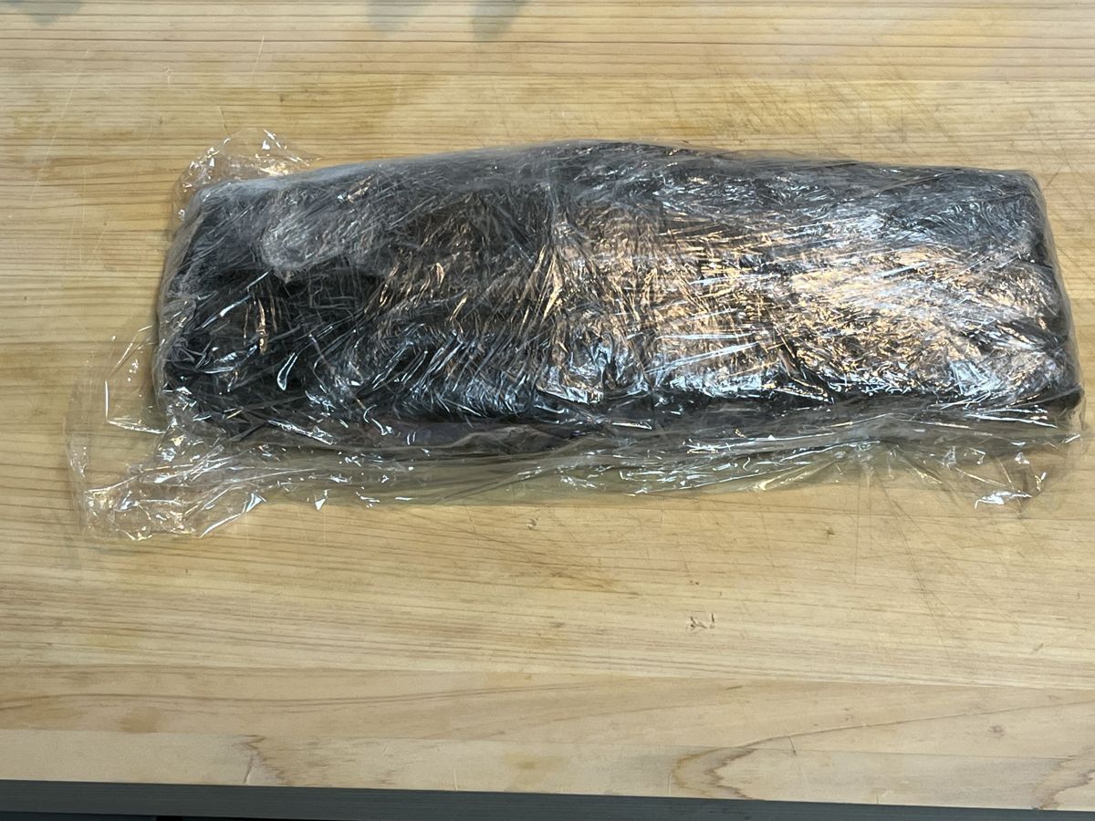 丸1日置いて冷蔵庫から出した、昆布とラップで包んだチャイロマルハタの柵