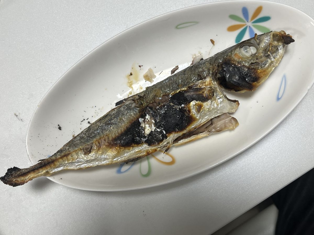 焦げたアジの塩焼き